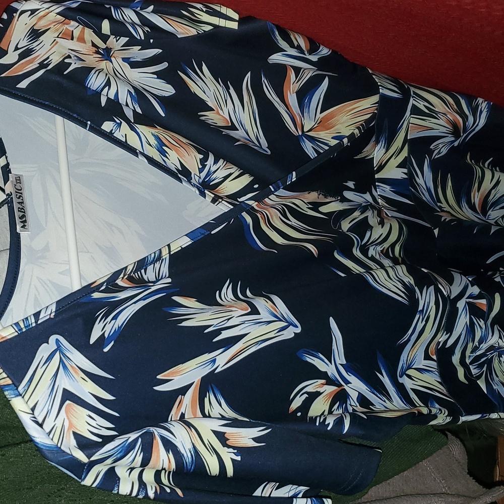 Super cute summer dress  runs small says it's XXL